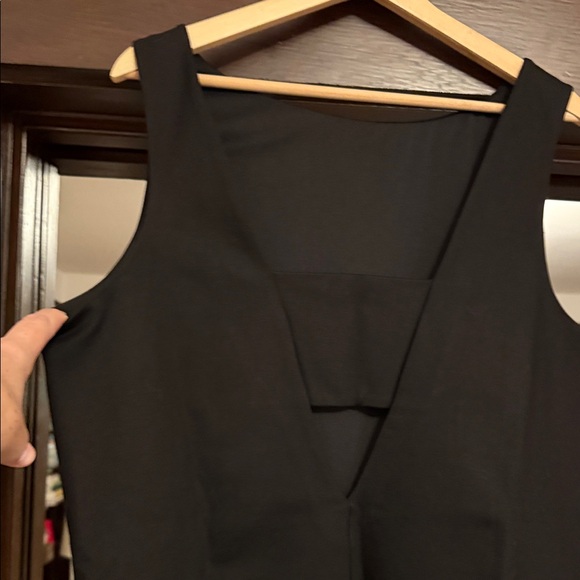 Banana Republic - Classic LBD - Classy and so comfy! - Picture 3 of 10
